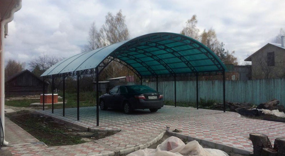Установка автомобильного навеса с кованными элементами